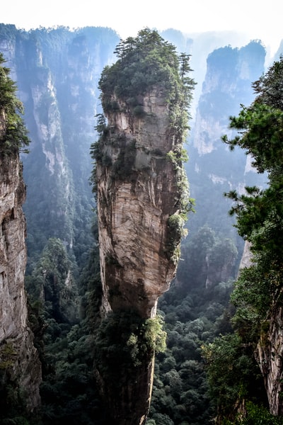 岩石山照片